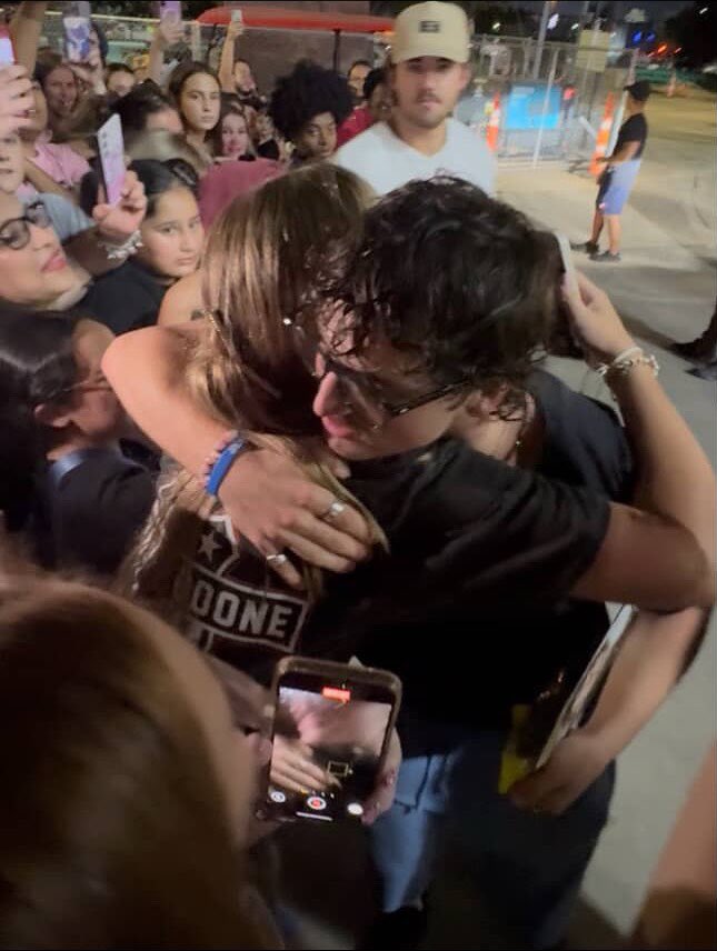 📸 | Benson Boone com fãs ontem em Houston, no Texas.