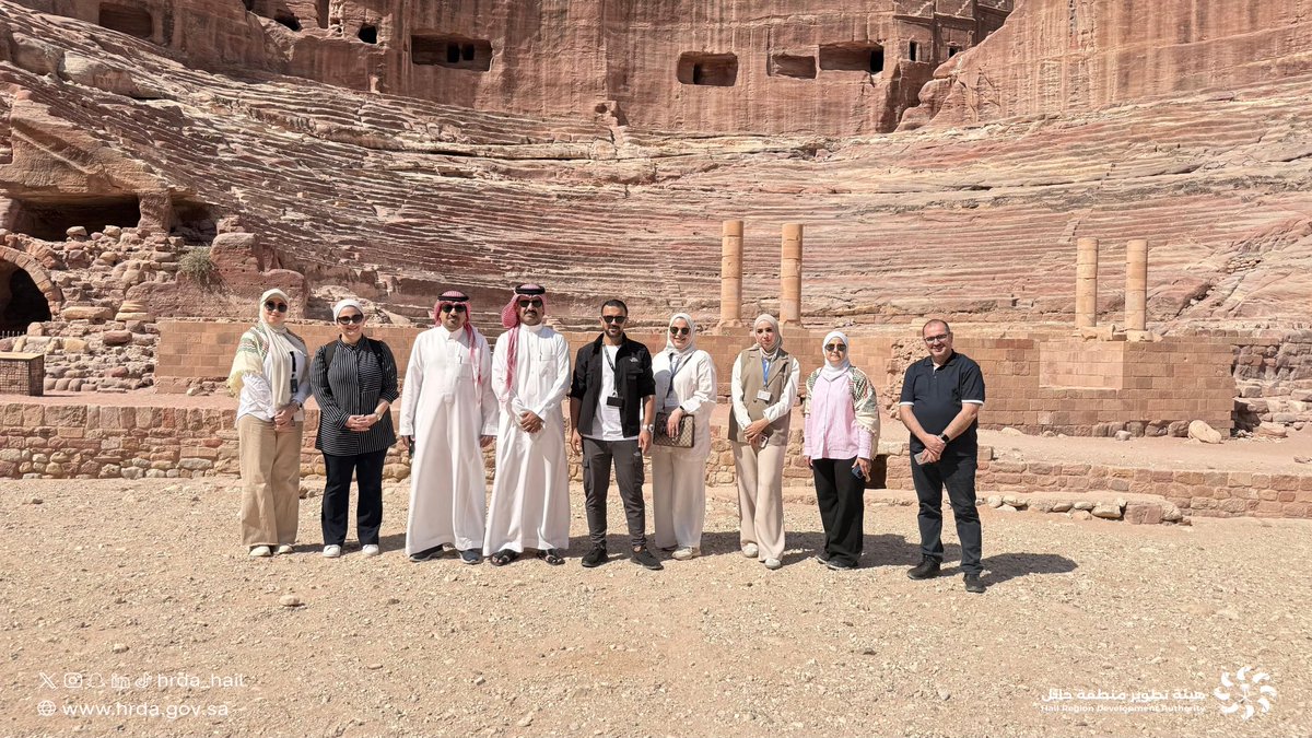 قام فريق من #هيئة_تطوير_حائل بالتعاون مع شركة دار العمران، الاستشاري المصمم للمناطق المحيطة بجبل أم سنمان في مدينة #جبة_التاريخية بزيارة إلى المملكة الأردنية الهاشمية، للاطلاع على التجارب الرائدة في تطوير وإدارة المواقع الأثرية والسياحية في كلٍ من وادي رم والبتراء، ودور المجتمع