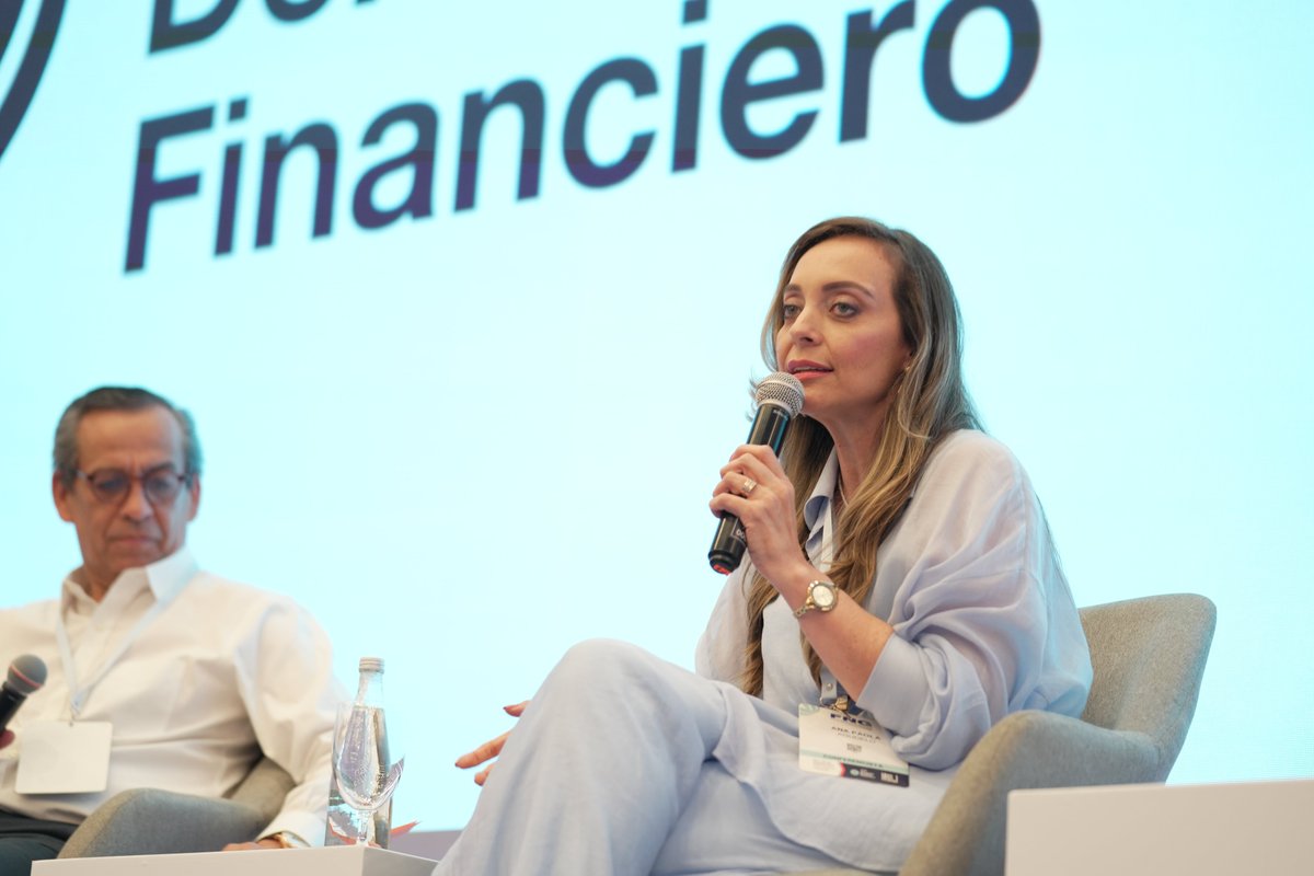 En el 23° Congreso de Derecho Financiero, la senadora Ana Paola Agudelo (<a href="/AnaPaolaAgudelo/">AnaPaolaAgudelo</a>), primera vicepresidenta del <a href="/SenadoGovCo/">Senado de la República 🇨🇴</a>, recordó que hoy cursan 3 proyectos de ley en materia de IA. Desde el <a href="/PartidoMIRA/">Partido MIRA</a> promueven un marco regulatorio que incentive educación,