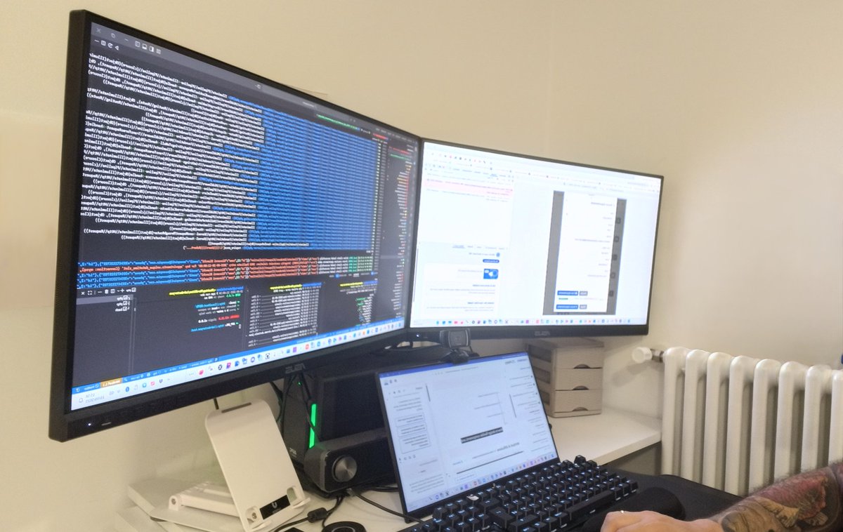 rcelanodev's tweet image. 🇮🇹 Troppi schermi? Per un dev non sono mai abbastanza 😅
🇬🇧 Too many screens? For a dev, never enough 😅
#DevSetup #Coding #WebDev #Workspace #laravel #PHP