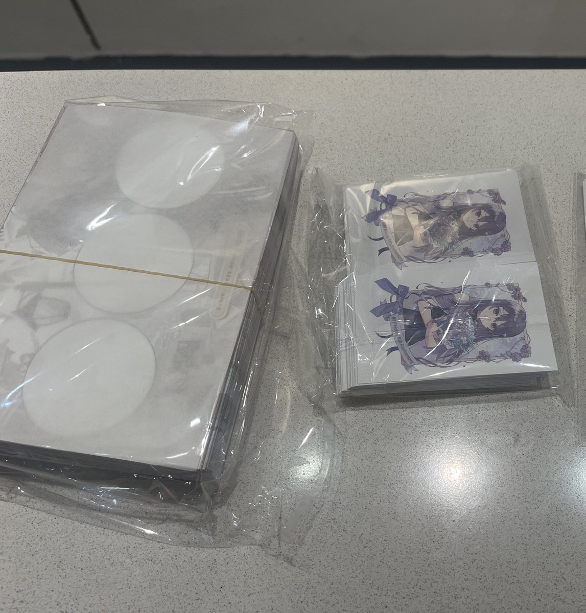 ✨【KSP六週年應援物發放公告】✨

今天台北特典立牌也發放完畢囉~
台北和台中已經開始發放加印的明信片跟拍立得小卡了（台中還有少量貼紙，台北尚有燙金拍立得）
高雄禮拜天開始發放
還沒參加到的隨便們不要錯過喔🥺

因為是緊急加印所以材質略有不同
有想要搜集的隨便也歡迎再次來店家消費領取喔💜