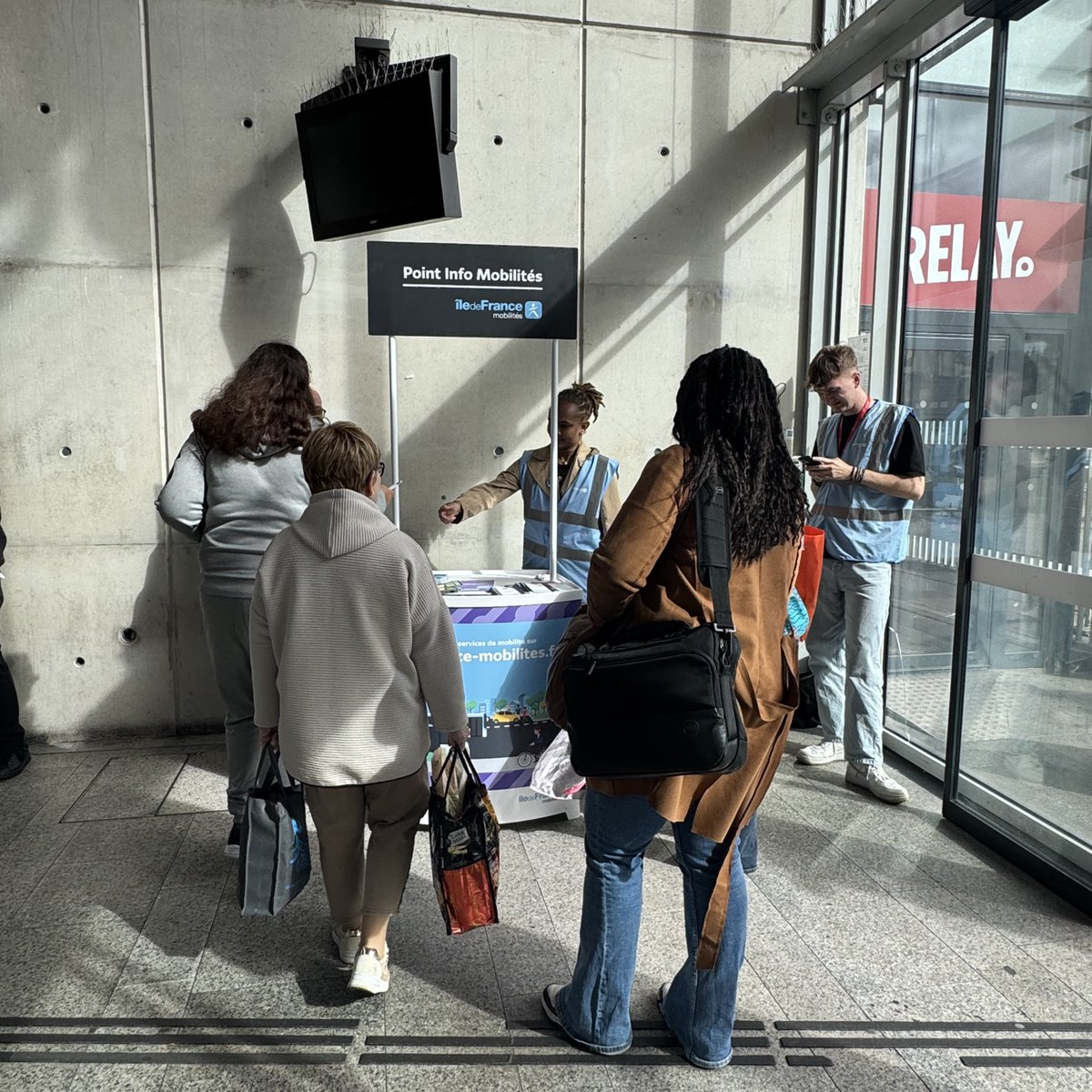 TransdevIDF's tweet image. 👥Les équipes locales de #TransdevIDF se mobilisent à l&apos;occasion de la semaine de la mobilité et toute l&apos;année avec des présences en gares afin de renseigner les voyageurs sur l&apos;offre de transport de leur territoire
📍Près de 20 opérations terrain réparties en @iledefrance !