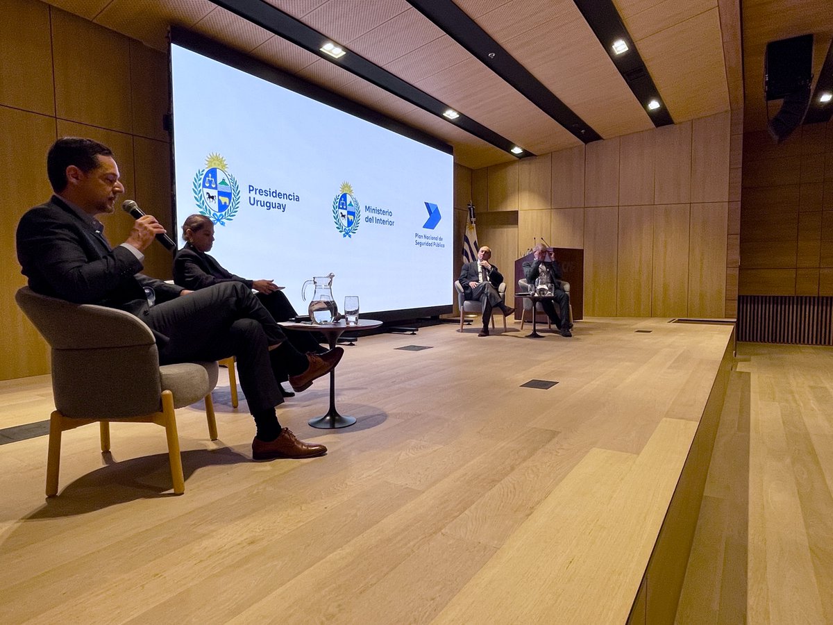 𝗡𝗢𝗧𝗔 𝗗𝗘 𝗣𝗥𝗘𝗡𝗦𝗔🗞️Se presentó el Consejo Internacional de Observación y Cooperación integrado por #AUCI y organismos multilaterales, en el marco del Plan Nacional de Seguridad Pública.

👉gub.uy/agencia-urugua…