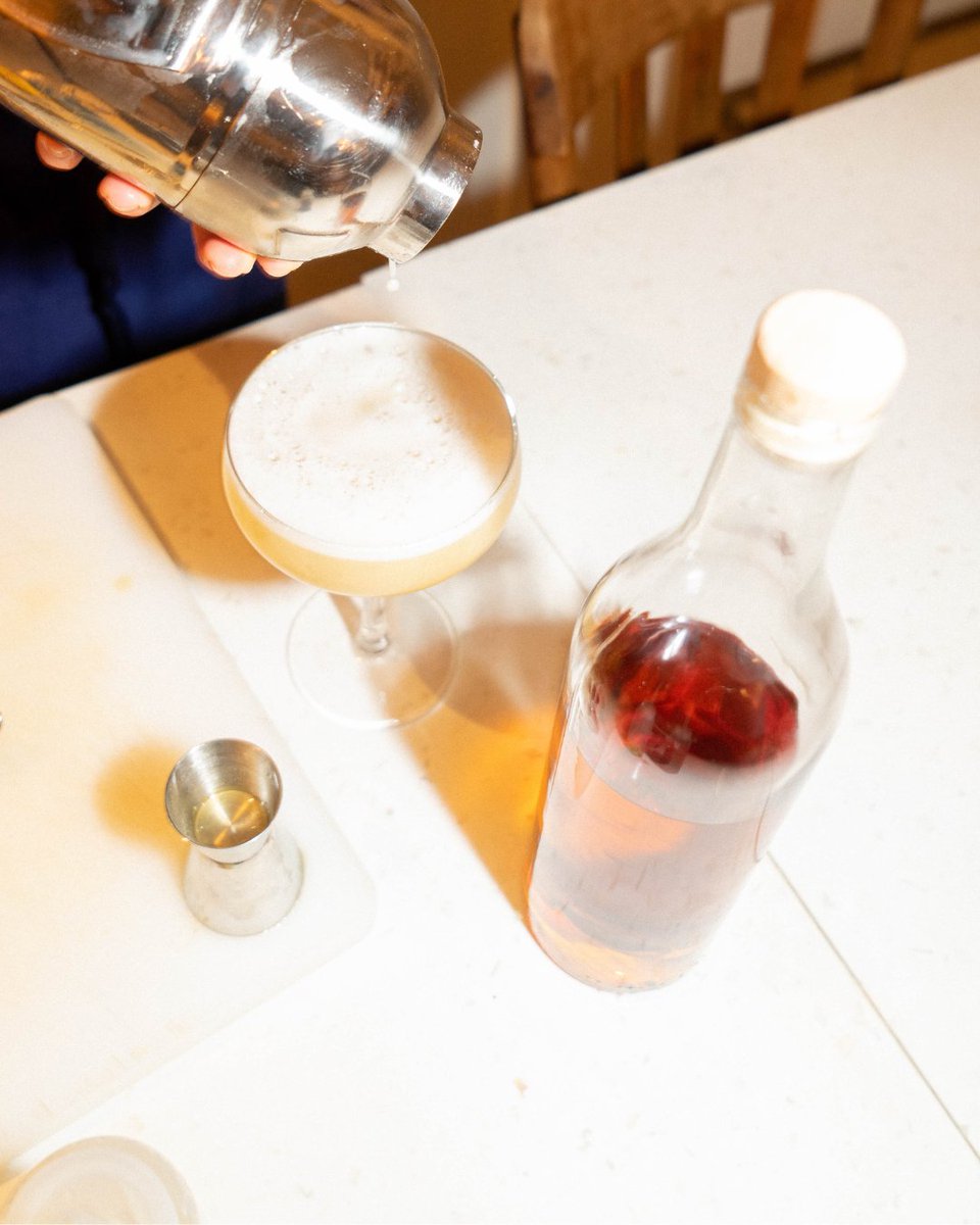 "- Mais tu as mis quoi dans ton cocktail, c'est délicieux !
- C'est mon petit secret 🤫"

ℹ️ L'abus d'alcool est dangereux pour la santé. À consommer avec modération.