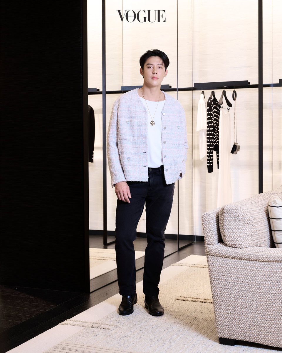 VogueThailand's tweet photo. #VogueReports แบรนด์แอมบาสเดอร์อีกคนหนึ่งที่มาร่วมในงานเปิดบูติกใหม่ของ @CHANEL ครั้งนี้คือ หมาก-ปริญ ที่นำเสนอลุคโดดเด่นด้วยแจ็กเก็ตโทนสีพาสเทล นำเสนอสไตล์ของสุภาพบุรุษจากเมซงอย่างชัดเจน นอกจากนี้ยังมี เอส-ศุภ @EstRvp, วิกเตอร์-วรเมธ, ไอซ์-พาริส และ บลู-พงศ์ทิวัตถ์ @bluepongtiwat_ ร่วมเฉลิมฉลองในครั้งนี้เช่นเดียวกัน #CHANEL

รอติดตามชมอัลบั้มฉบับเต็มได้ที่ https://t.co/7d0HOHxwDn เร็วๆ นี้

ภาพ: Nattanam W.