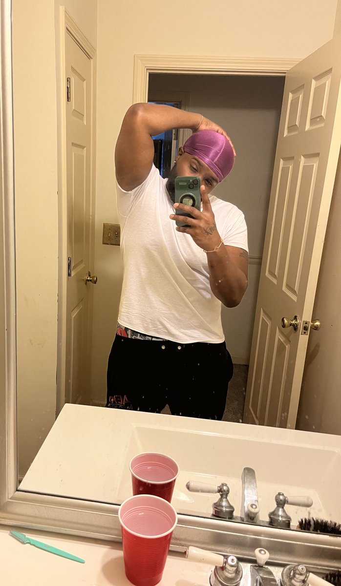 ChinxColeone's tweet image. Getting it together, one day at a time. I handle me. Always working on myself staying disciplined. Locked in 5’9, 230 lbs 🦍 #ApeShit #DifferentForm