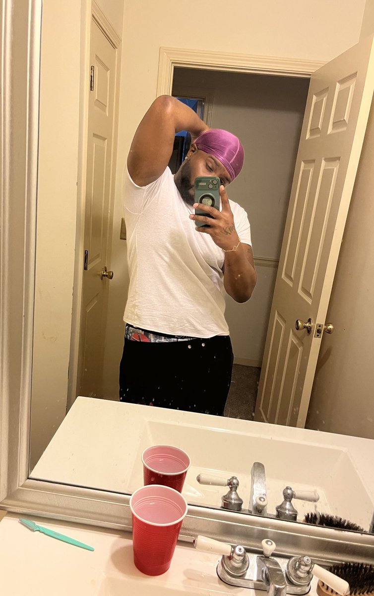 ChinxColeone's tweet image. Getting it together, one day at a time. I handle me. Always working on myself staying disciplined. Locked in 5’9, 230 lbs 🦍 #ApeShit #DifferentForm