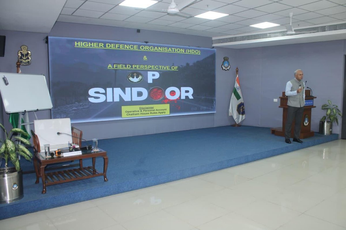 VajraCorps_IA's tweet image. 🇮🇳 #IndianArmy | #OnPathToTransformation

Lt Gen Ajay Chandpuria, AVSM, VSM, GOC #VajraCorps, addressed the Naval Higher Command Course at #NWC Goa on the pivotal role of the Higher Defence Organisation (HDO) in the planning &amp;amp; prosecution of war.
Drawing on Operation Sindoor, he…