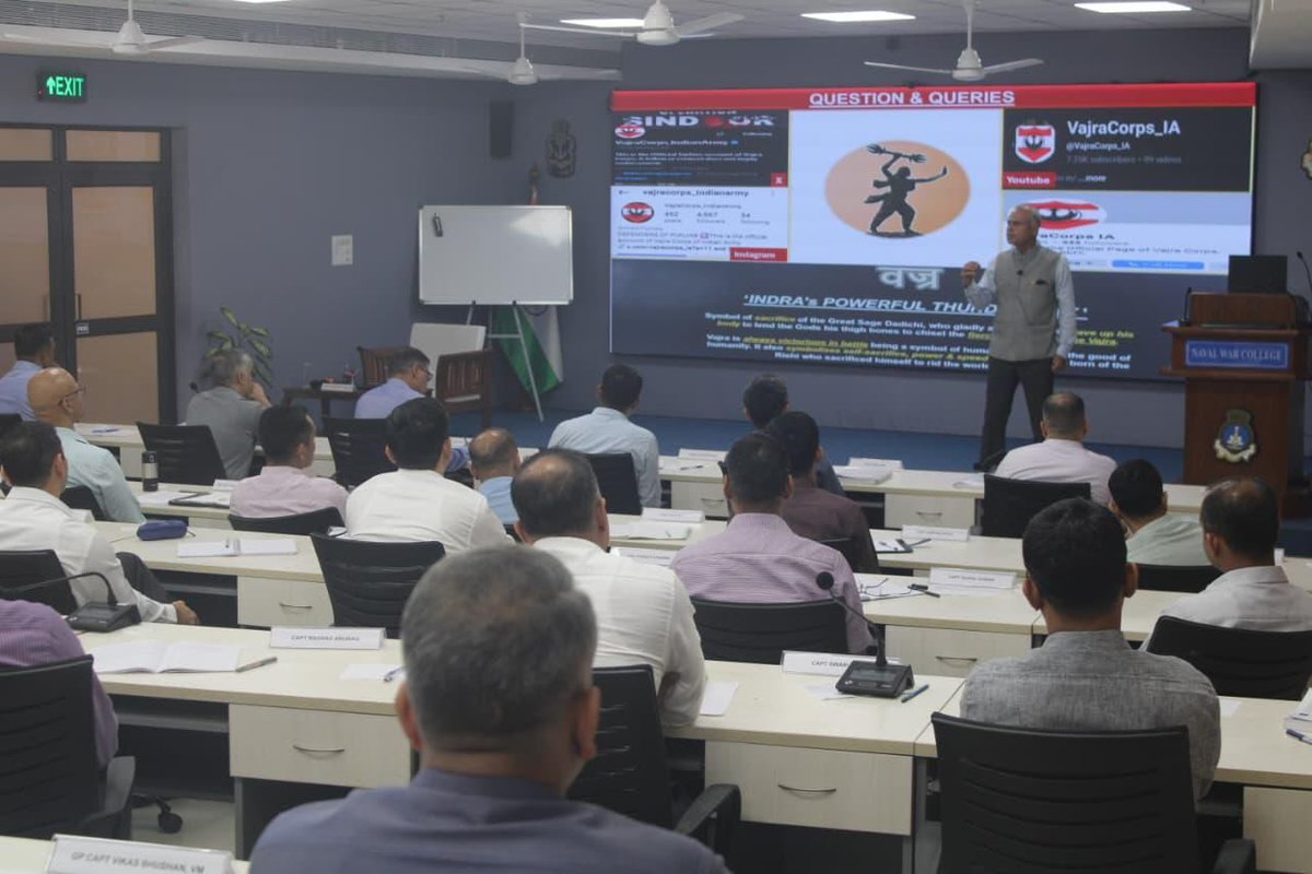 VajraCorps_IA's tweet image. 🇮🇳 #IndianArmy | #OnPathToTransformation

Lt Gen Ajay Chandpuria, AVSM, VSM, GOC #VajraCorps, addressed the Naval Higher Command Course at #NWC Goa on the pivotal role of the Higher Defence Organisation (HDO) in the planning &amp;amp; prosecution of war.
Drawing on Operation Sindoor, he…