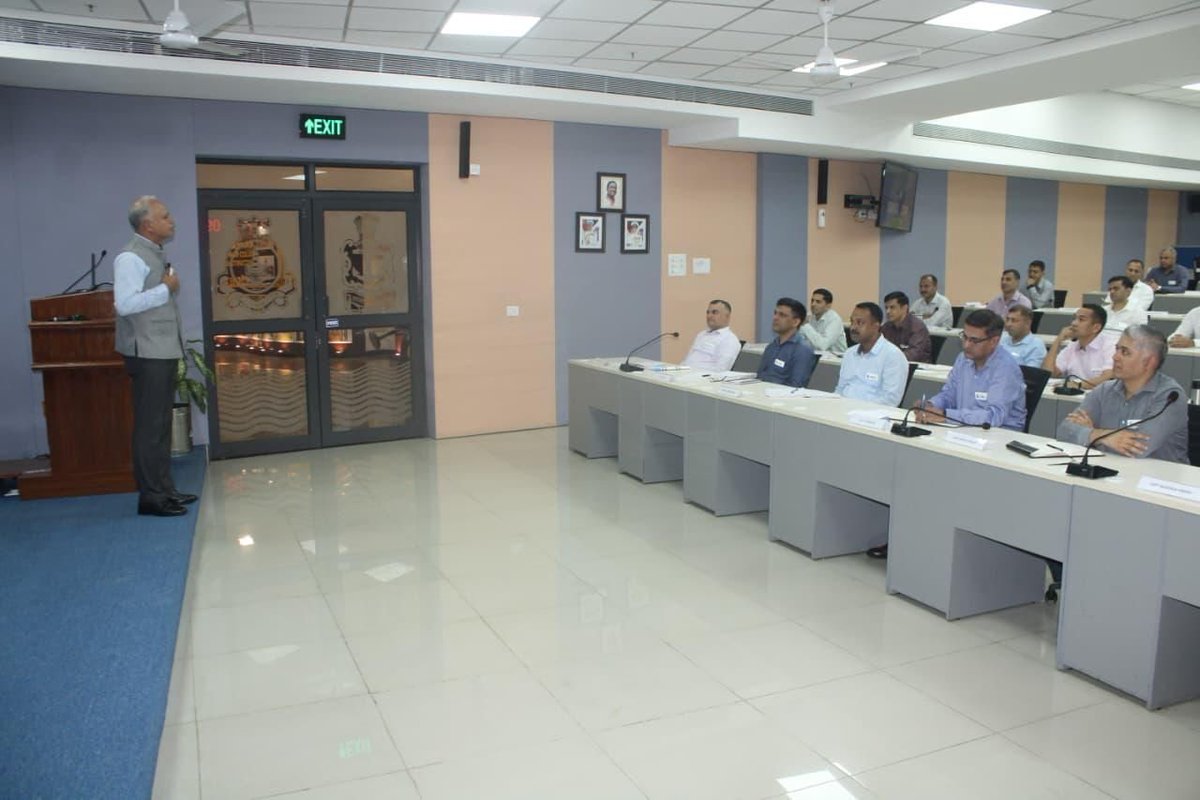 VajraCorps_IA's tweet image. 🇮🇳 #IndianArmy | #OnPathToTransformation

Lt Gen Ajay Chandpuria, AVSM, VSM, GOC #VajraCorps, addressed the Naval Higher Command Course at #NWC Goa on the pivotal role of the Higher Defence Organisation (HDO) in the planning &amp;amp; prosecution of war.
Drawing on Operation Sindoor, he…