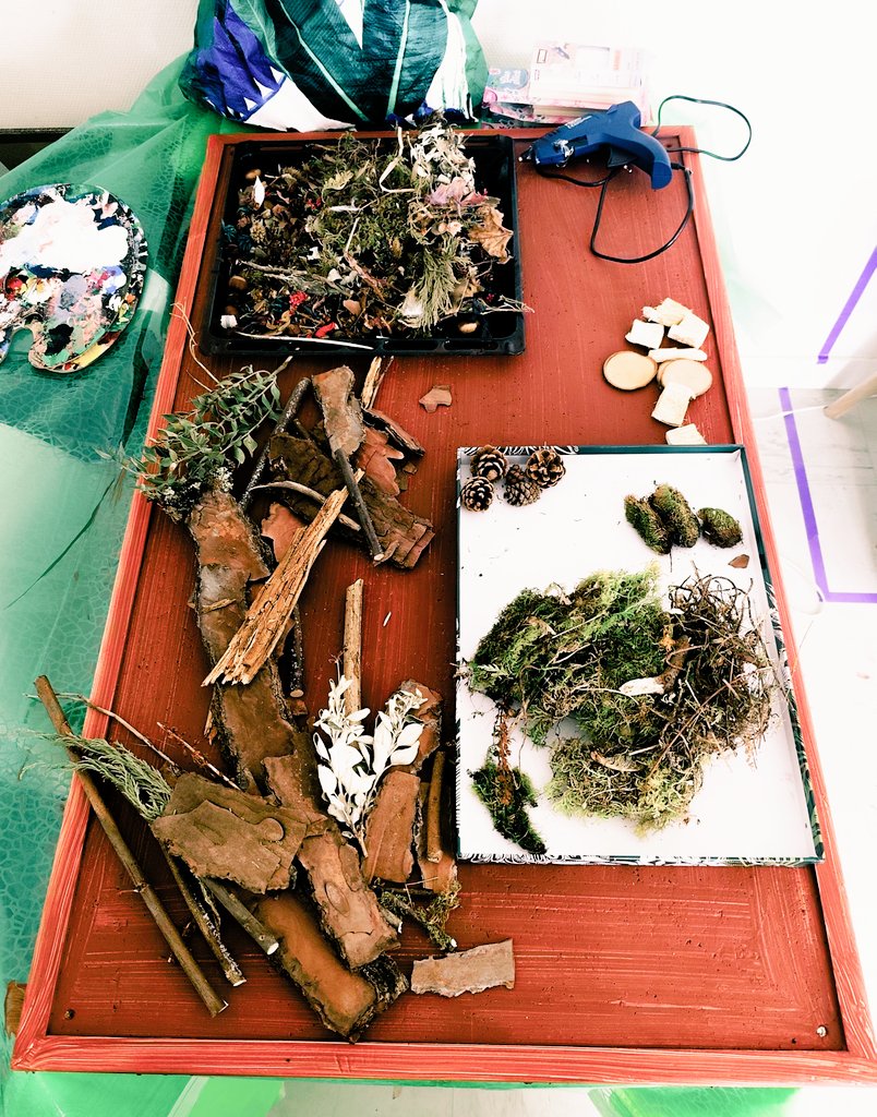 Bon, j'ai commencé à rassembler ce que j'avais déjà sous la main de mes anciennes récoltes. 
Je me suis préparée une petite liste d'achats :
> Colle néoprène pour les écorces et le bois lourd 
> Beauuucoup de colle pour mon super pistolet 
>  Surtout un traitement anti  termites