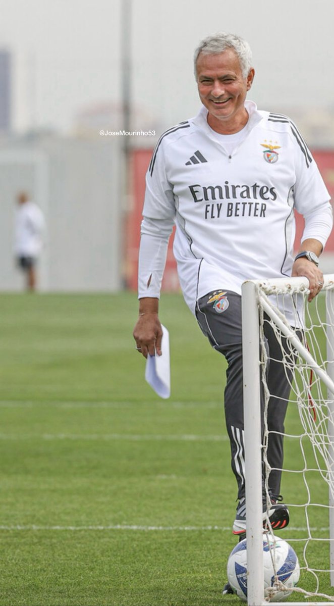 Josemourinho53's tweet image. My coach is happy, A Happy One 🤍🤍🤍🤍👑🦅&apos;

#JoséMourinho
#Mourinho
#Benfica