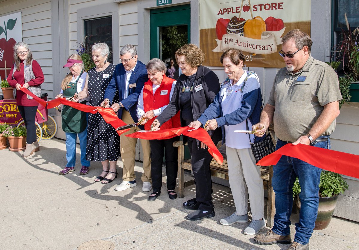 AppleStoreCP's tweet image. 🍎✨ The @ConnerPrairie Alliance recently cut the ribbon on the newly renovated Apple Store kitchen! This beautiful update was made possible thanks to the dedication, generosity, and hard work of Alliance members, patrons, and friends.

#AppleStoreAtCP #ConnerPrairie