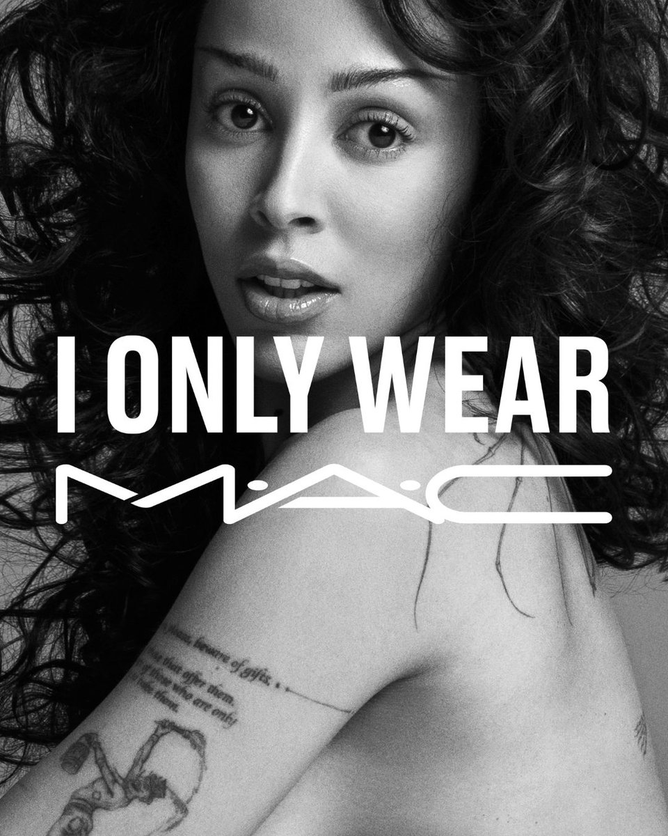 maccosmetics_JP's tweet image. I ONLY WEAR M·A·C​

完璧なファンデーションさえあれば、他には何もいらない​

@dojacat が纏っているのは、​

「スタジオ フィックス フルイッド SPF 25 / NC20」​

Photographed by @inezandvinoodh​

#MACSTUDIOFIX