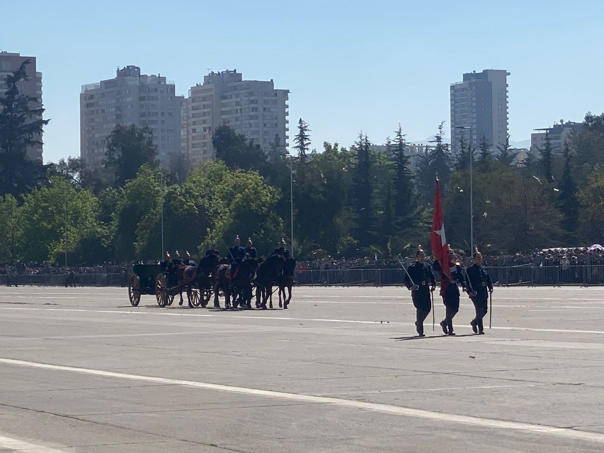 Se presentan en esta #ParadaMilitar las unidades históricas del Regimiento de Infantería Nº 1 “Buin”, el Regimiento de Artillería Nº 1 “Tacna” y el Regimiento de Caballería Nº 3 “Húsares”, primeras unidades militares, denominadas fundacionales por sus #215AñosDeHistoria.