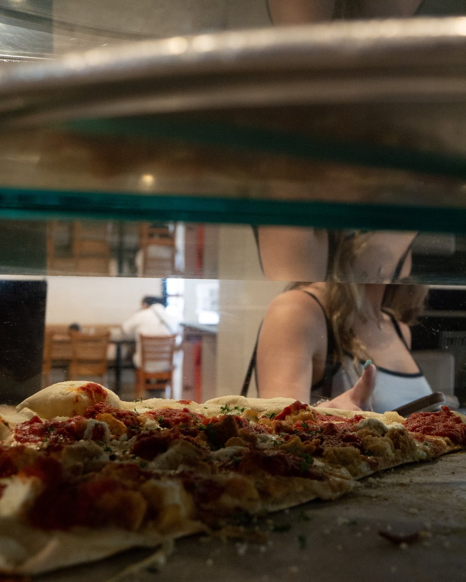 EddieandSams's tweet image. Fresh out of the oven and impossible to resist 🍕🔥 Nothing beats a hot slice of Eddie &amp;amp; Sam’s right in the heart of Tampa!
👉 Come grab yours today and taste the difference.
#EddiesAndSams #TampaEats #NYStylePizza #PizzaLovers #FoodieTampa