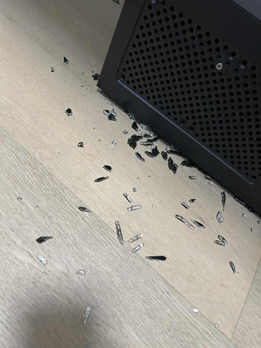 PC落ちたら前のガラスが粉々になっちゃったんだけど　やべ