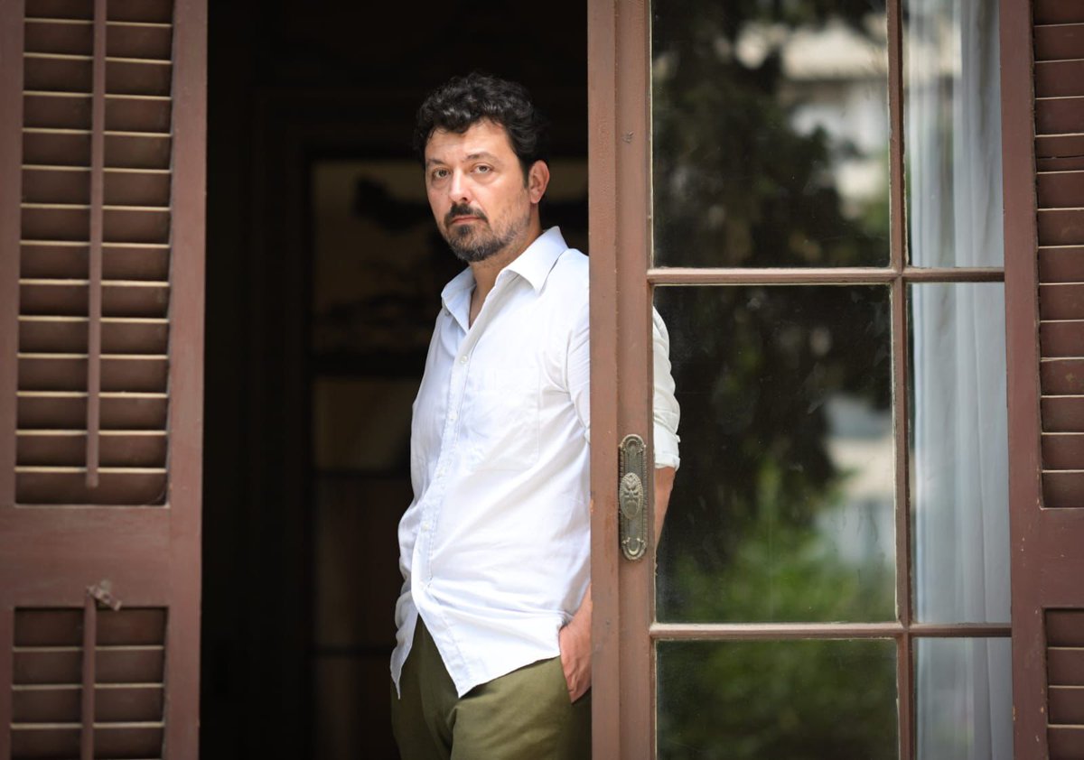 «Verosímil, magnético y sorprendente, Francisco Serrano te atrapa y te obliga a preguntarte qué es lo revolucionario. Una novela para perderse y reencontrarse junto a su protagonista.» <a href="/CorinaOproae/">Corina Oproae</a> sobre Francisco Serrano XXI PREMIO TUSQUETS EDITORES DE NOVELA 2025.