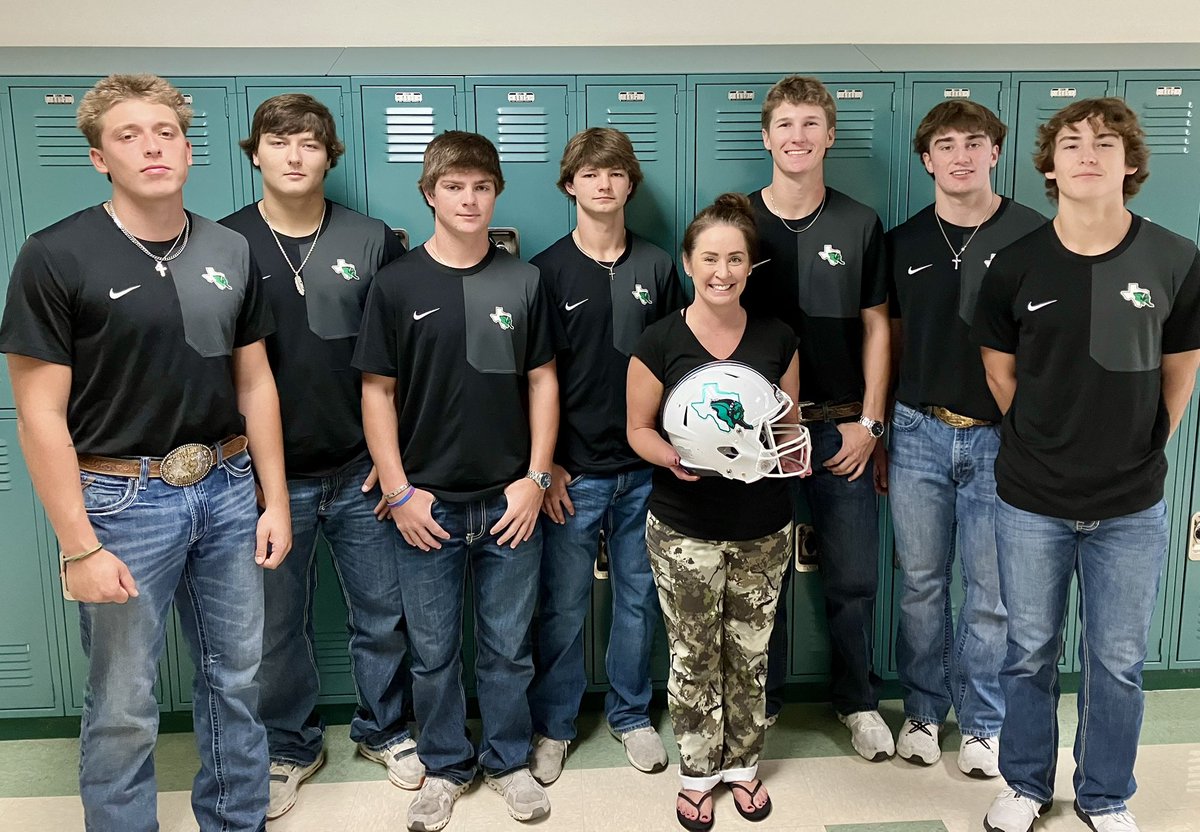 Each week our players honor a BHS teacher who truly Shows Up and gives their best. This week’s Teacher of the Week: Ms Rachel Bertelson! 👏🏽🏆 #ShowUp #SPH