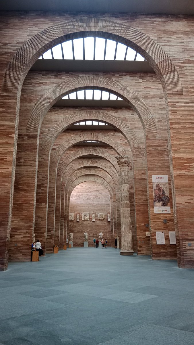 Hoy el <a href="/MuseoRomano/">MuseoRomano</a> cumple 39 añazos. Para celebrarlo, ¿compartes por aquí tu pieza favorita?