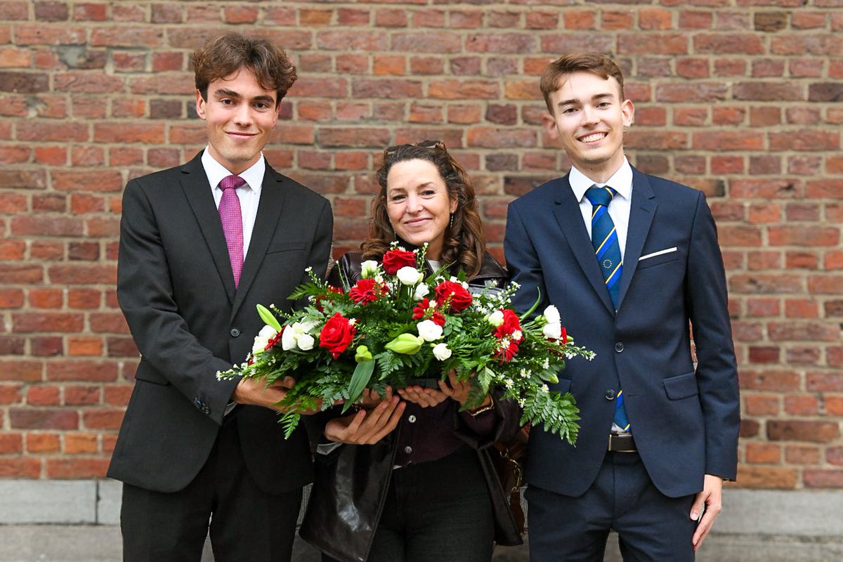 collegeofeurope's tweet image. Our students traced the footsteps of history in the WWI battlefields of #FlandersFields.
From Hill 60 &amp;amp; Bayernwald to Tyne Cot Cemetery, they reflected on the tragic toll of war before joining the Last Post ceremony in Ypres, where they laid a wreath in tribute to the fallen.