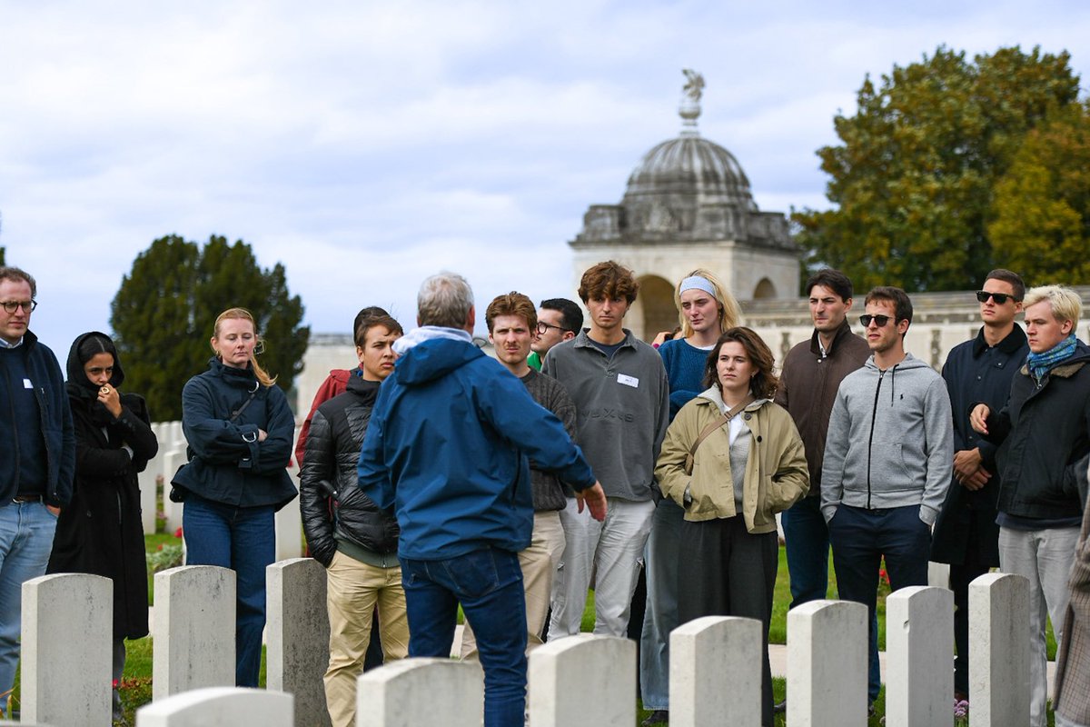 collegeofeurope's tweet image. Our students traced the footsteps of history in the WWI battlefields of #FlandersFields.
From Hill 60 &amp;amp; Bayernwald to Tyne Cot Cemetery, they reflected on the tragic toll of war before joining the Last Post ceremony in Ypres, where they laid a wreath in tribute to the fallen.