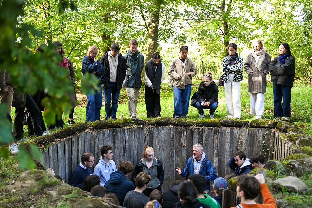 collegeofeurope's tweet image. Our students traced the footsteps of history in the WWI battlefields of #FlandersFields.
From Hill 60 &amp;amp; Bayernwald to Tyne Cot Cemetery, they reflected on the tragic toll of war before joining the Last Post ceremony in Ypres, where they laid a wreath in tribute to the fallen.