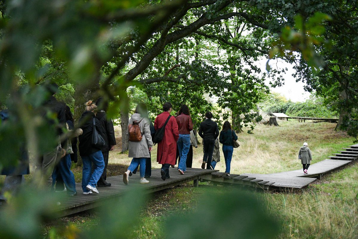 collegeofeurope's tweet image. Our students traced the footsteps of history in the WWI battlefields of #FlandersFields.
From Hill 60 &amp;amp; Bayernwald to Tyne Cot Cemetery, they reflected on the tragic toll of war before joining the Last Post ceremony in Ypres, where they laid a wreath in tribute to the fallen.