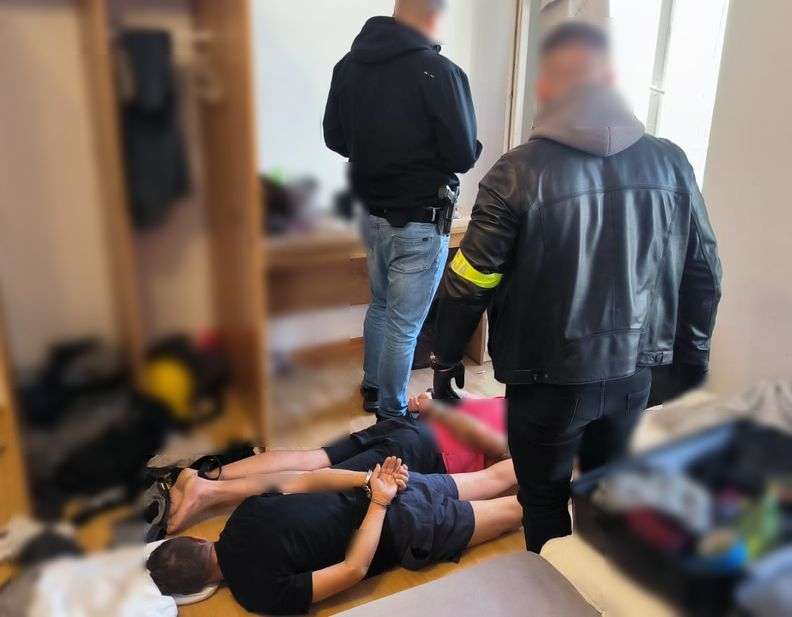 Sluzby_w_akcji's tweet photo. 40 i 32-letni Białorusin przyłożyli do głowy 27-letniego Nigeryjczyka pistolet i zażądali kursu z Gdańska do Sopotu.

W sobotę późnym wieczorem 27-letni obywatel Nigerii zgłosił się na komisariat we Wrzeszczu, informując o napadzie. Kierowca, który zajmuje się przewozem osób, relacjonował, że około godziny 22:30 przyjął zlecenie z ul. Głębokiej do centrum Gdańska.

Po zabraniu dwóch pasażerów ci zażądali, by zawiózł ich do Sopotu. Kiedy mężczyzna zaznaczył, że kurs będzie droższy, jeden z klientów zagroził mu bronią i nakazał jechać. Przerażony 27-latek zatrzymał samochód, wybiegł i zaczął wzywać pomocy. Sprawcy również porzucili auto i uciekli.

Śledztwo przejęli policjanci ze Śródmieścia, którzy szybko ustalili, że napastnikami są dwaj obywatele Białorusi w wieku 32 i 40 lat. Choć początkowo mieszkali w Gdańsku, funkcjonariusze ustalili, że ostatnio przenieśli się do Sopotu. Ze względu na podejrzenie, że mogą posiadać broń, zatrzymanie przeprowadzono z zachowaniem szczególnych środków ostrożności. 

Wczoraj rano kryminalni wkroczyli do jednego z mieszkań, gdzie zastali śpiących mężczyzn. Podczas przeszukania znaleziono i zabezpieczono pistolet pneumatyczny.

Obaj podejrzani trafili do aresztu, a prokuratura przedstawiła im zarzuty zmuszania do określonego zachowania. Za to przestępstwo grozi do 3 lat pozbawienia wolności.

Zdjęcie Polska Policja