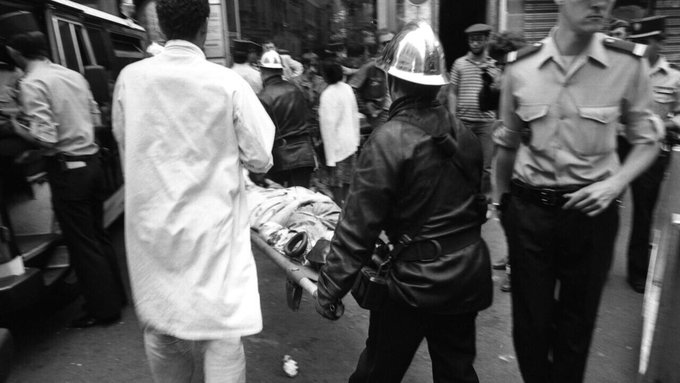 رجال الإطفاء والأطباء يقدمون الإسعافات للضحايا الذين سقطوا جراء الهجوم الذي نُفذ في شارع روزييه بحي اليهود في باريس  )9 آب/أغسطس 1982، أ ب)