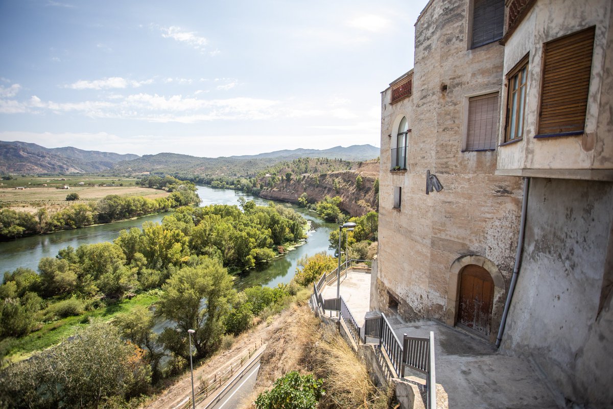 😍 El Camí de Sirga és el camí per on els sirgadors caminaven per portar els llaguts riu amunt. Descobriu aquests espectaculars paisatges fluvials recorrent-los amb bicicleta pel GR 99!

👉 tuit.cat/vtaqZ

📸 <a href="/RiberadEbreTur/">Turisme de la Ribera d’Ebre</a>, <a href="/AscoTurisme/">Ascó Turisme</a>

#TerresDelEbre