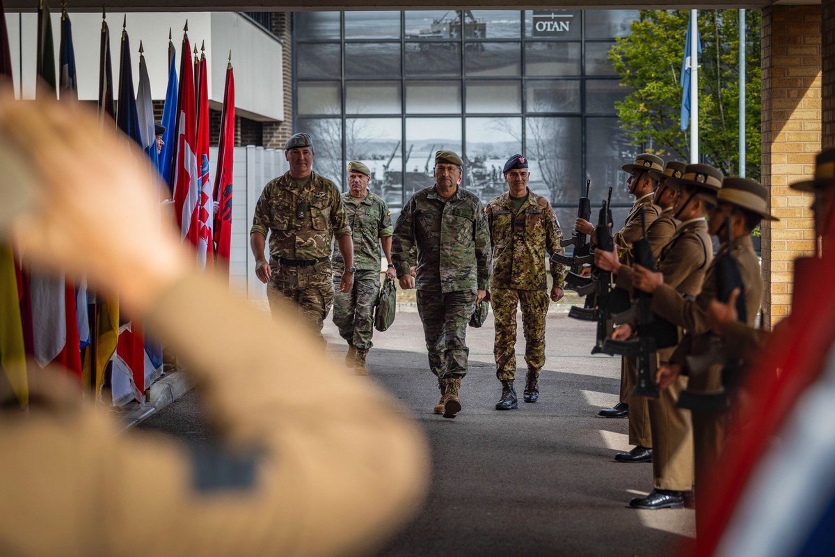 El general de ejército Amador Enseñat y Berea, Jefe de Estado Mayor del Ejército #JEME, ha culminado una visita oficial al Reino Unido, orientada a estrechar vínculos con el Ejército británico <a href="/BritishArmy/">British Army 🇬🇧</a> y reforzar el compromiso con la estructura operativa de la <a href="/NATO/">NATO</a>  .
➡