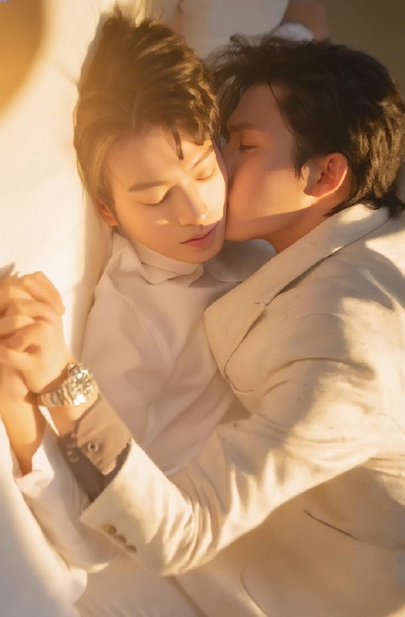 yanti8ve's tweet image. I wish I were the pillow 

#Langtu #ABODesire