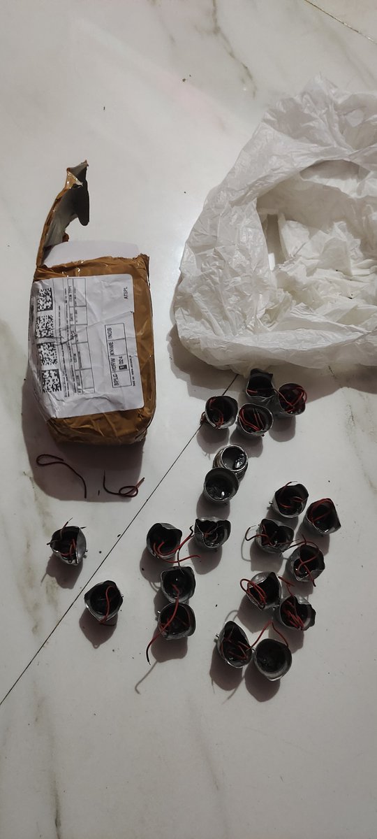 AkhileshSarmaa's tweet image. @amazonIN Chhote se pacat mein 50 peace nahin aate hai yah seller fraud hai Koi is Sena le isase Na Le Amazon aise salesman ko band Karen bakaya kya hai aur bheja kya hai @jagograhakjago @jagograhakjago