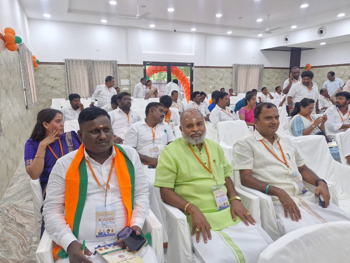 சுய சார்பு பாரதம் – Aatmanirbhar Bharat Sankalp Yatra நிகழ்ச்சி பயிலரங்கம் நேற்று ஈரோட்டில் நடைபெற்றது.

பயிலரங்கில்
ஆந்திர மாநில முன்னாள் தலைவர், பாராளுமன்ற உறுப்பினர் மற்றும்
பாஜக தேசிய பொதுச் செயலாளர் திருமதி. <a href="/PurandeswariBJP/">Daggubati Purandeswari 🇮🇳</a>  அவர்கள் மற்றும் மாநில நிகழ்ச்சி பொறுப்பாளர் திரு.