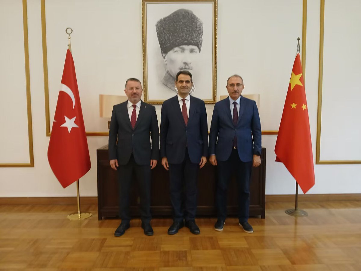 TC_PekinBE's tweet photo. Büyükelçi Selçuk Ünal, 16-19 Eylül 2025 tarihlerinde düzenlenen 42. IASP Bilim Parkları ve Yenilik Alanlar Dünya Konferansı’na katılmak üzere Çin’i ziyaret eden Karabük Üniversitesi Rektörü Prof. Dr. Fatih Kırışık, Elazığ Fırat Üniversitesi Rektörü Prof.Dr. Fahrettin Göktaş, Elazığ Fırat Üniversitesi Teknokent Müdürü Prof.Dr. Yalın Kılıç Türel ve Karabük Üniversitesi Teknokent Genel Müdürü Dr. Öğretim Üyesi Samet Nohutçu’yu Büyükelçiliğimizde kabul etmiştir.

2025年9月16日至19日，第42届国际科技园及创新区域协会世界大会在中国举办。塞尔丘克·于纳尔大使会见了赴华参会的卡拉比克大学校长法提赫·基里什克教授、埃拉泽菲拉特大学校长法赫雷廷·格克塔什教授、埃拉泽菲拉特大学科技园主任亚林·基利奇·图雷尔教授，以及萨梅特·诺胡特丘助理教授。

Ambassador Selçuk Ünal met with Prof. Dr. Fatih Kırışık, Rector of Karabük University, Prof.Dr. Fahrettin Göktaş, Rector of Elazığ Fırat University, Prof.Dr. Yalın Kılıç Türel, Director of Elazığ Fırat University Science Park and Asst. Prof. Dr. Samet Nohutçu, who are visiting China to participate in the 42nd IASP World Conference on Science Parks and Areas of Innovation which is held on 16-19 September 2025.