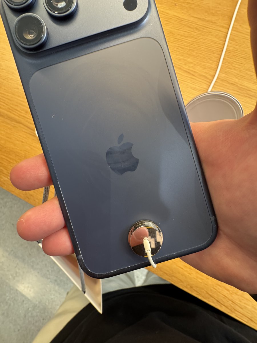 Stamani in Apple Store la situazione di un #iPhone17Pro era questa dopo mezz'ora dall'apertura. 

Spero che non sia un problema che affliggerà i Pro.