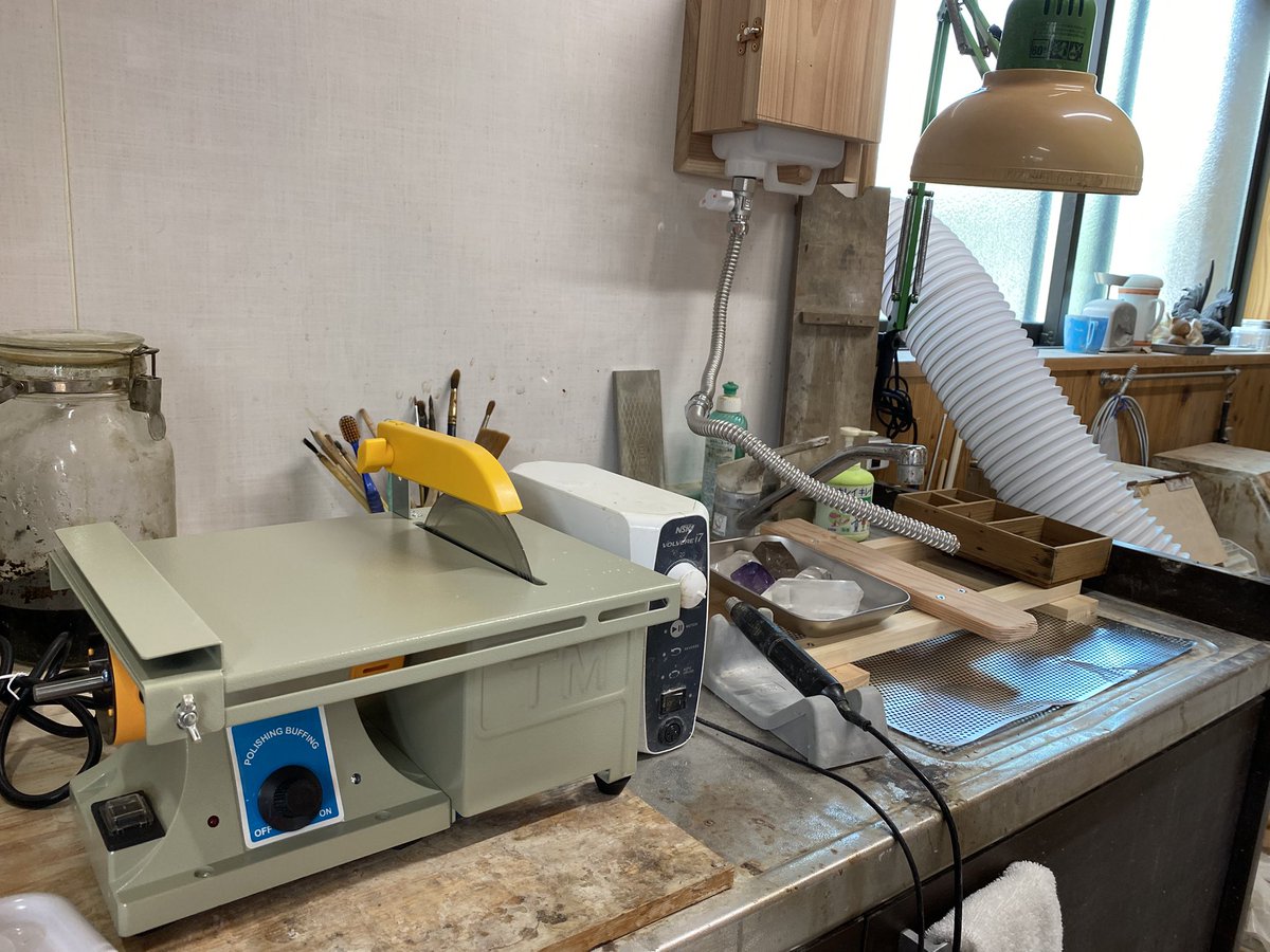 肩の調子もだいぶ良くなり、通常の制作に戻れてきました。
現在は、ヘラ鹿角で焼き芋を食べるシロクマ（焼き芋は黄楊とパープルウッドの組み合わせ）、そして鹿角で金毘羅犬（巾着は猪牙）を制作しています。

また、仕事場の流し台に水晶加工用の取り外し可能な作業台を自作しました。