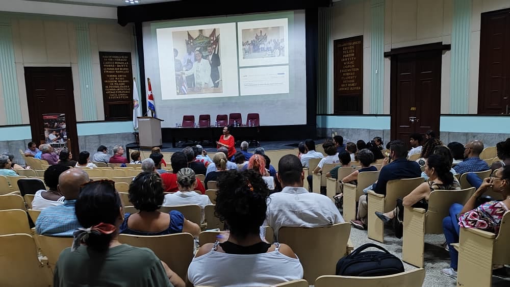 WalterBG_MES's tweet photo. En visita a la @UdeLaHabana conocimos sus principales resultados y desafíos en lo que va de año. Una institución que reafirma su compromiso con la excelencia, la innovación y el desarrollo de #Cuba.
Esta es la #UniversidadCubana.
#UnidosXCuba #OrgulloUH https://t.co/DkofzM3TB7
