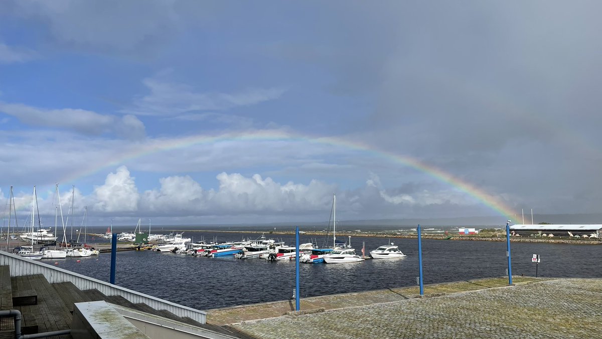 В городе наверное уже начался какой-нибудь гейский рейв-парад с такой погодой