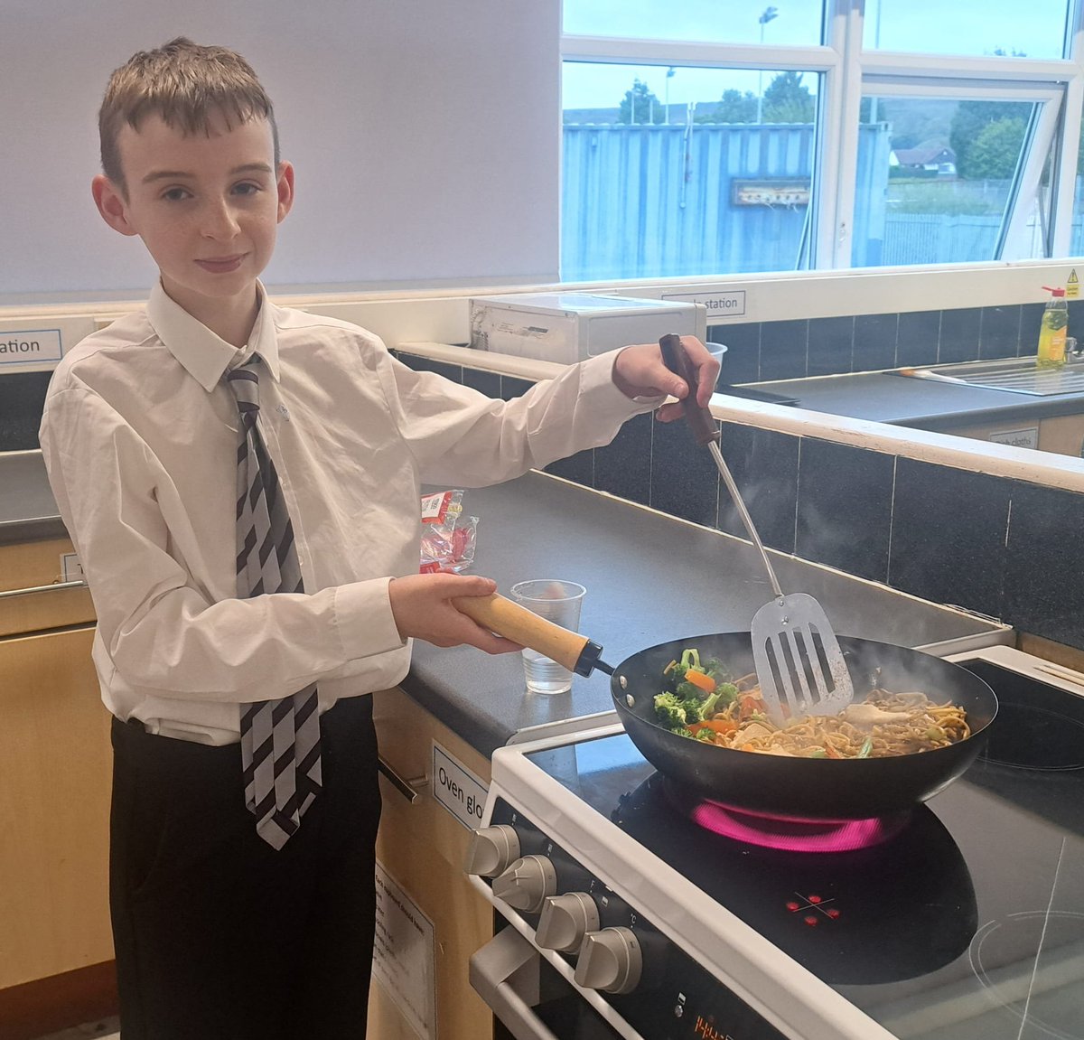 ValleyLAcademy's tweet image. Fabulous time at last night's #FamilyCook. So much laughter and learning. Thank you to Dr Emma's team for holding such a unique drop in session. #BeEngaged #TogetherWeAreStrong