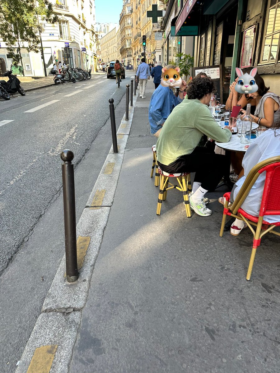 PARISCRADOS's tweet image. Allô ? Y’a quelqu’un à la @Mairie9Paris pour faire respecter la loi ? 
 
Ici la panthère Ose (et c’est à ça qu’on les reconnaît) rue Rochechouart 

@dburkli au boulot !

#saccageparis