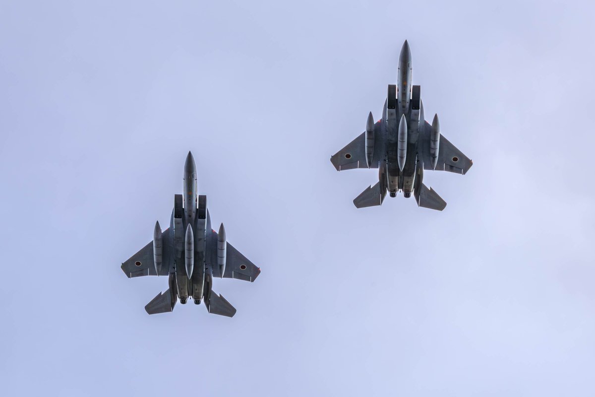 RoyalAirForce's tweet photo. 🇯🇵✈️🇬🇧 First ever: Japan’s F-15s land at RAF Coningsby for #AtlanticEagles, joined by KC-767, KC-46A &amp; C-2 aircraft.
 
📍 Route: 🇯🇵→🇺🇸→🇨🇦→🇬🇧→🇩🇪

🗣️ “A new chapter in global cooperation.” – General Morita
 
More to follow but let’s just say history got a supersonic escort… https://t.co/InyTHs74bZ