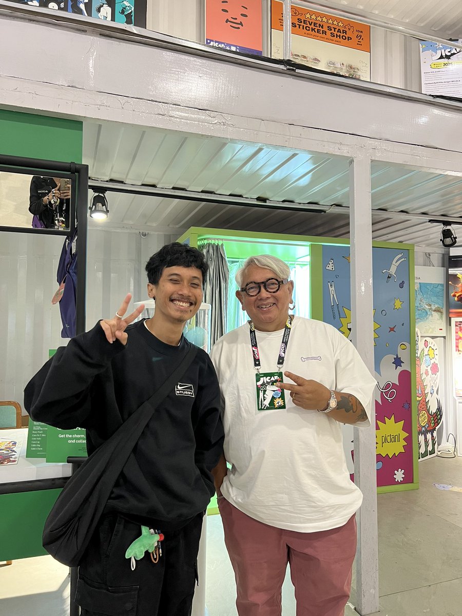 Happpy to meet my fav artist irl last night at Jicaf, choping his limited artprint, see you again om Eddie