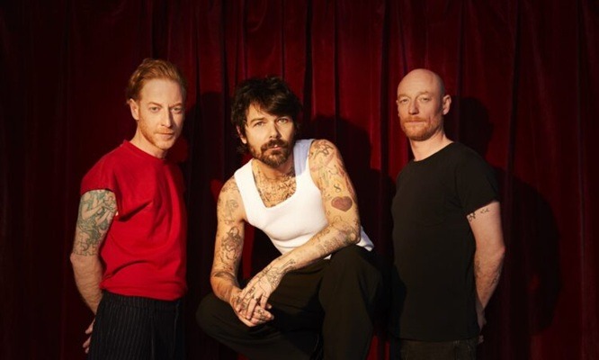 Le trio <a href="/BiffyClyro/">Biffy Clyro</a> partage le clip de Goodbye, titre extrait de son dixième album Futique qui sort ce vendredi 19 septembre 2025 chez Warner <a href="/WEAMusic/">WEA Music</a>  
rockmetalmag.fr/biffy-clyro-cl…