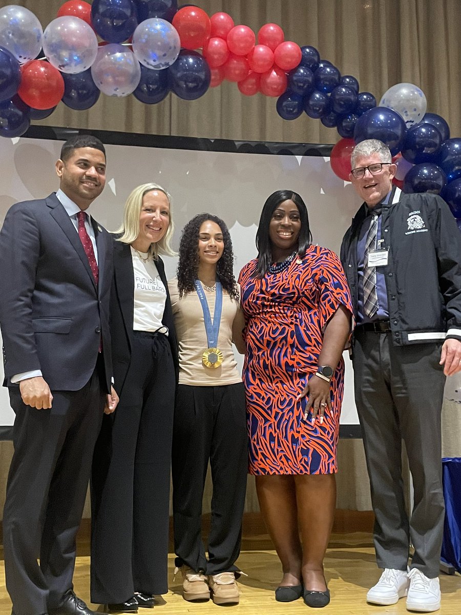 CSD9Bronx's tweet image. 🚀 Big news in District 9! Bronx Writing Academy MS323 just opened a new Verizon Innovative Learning Lab 🎉@Verizon @HeartofAmericaF 

Students now have access to cutting-edge tech + STEM opportunities to spark creativity &amp;amp; innovation. 💡💻

#ComeHometoDistrict9 #STEMeducation