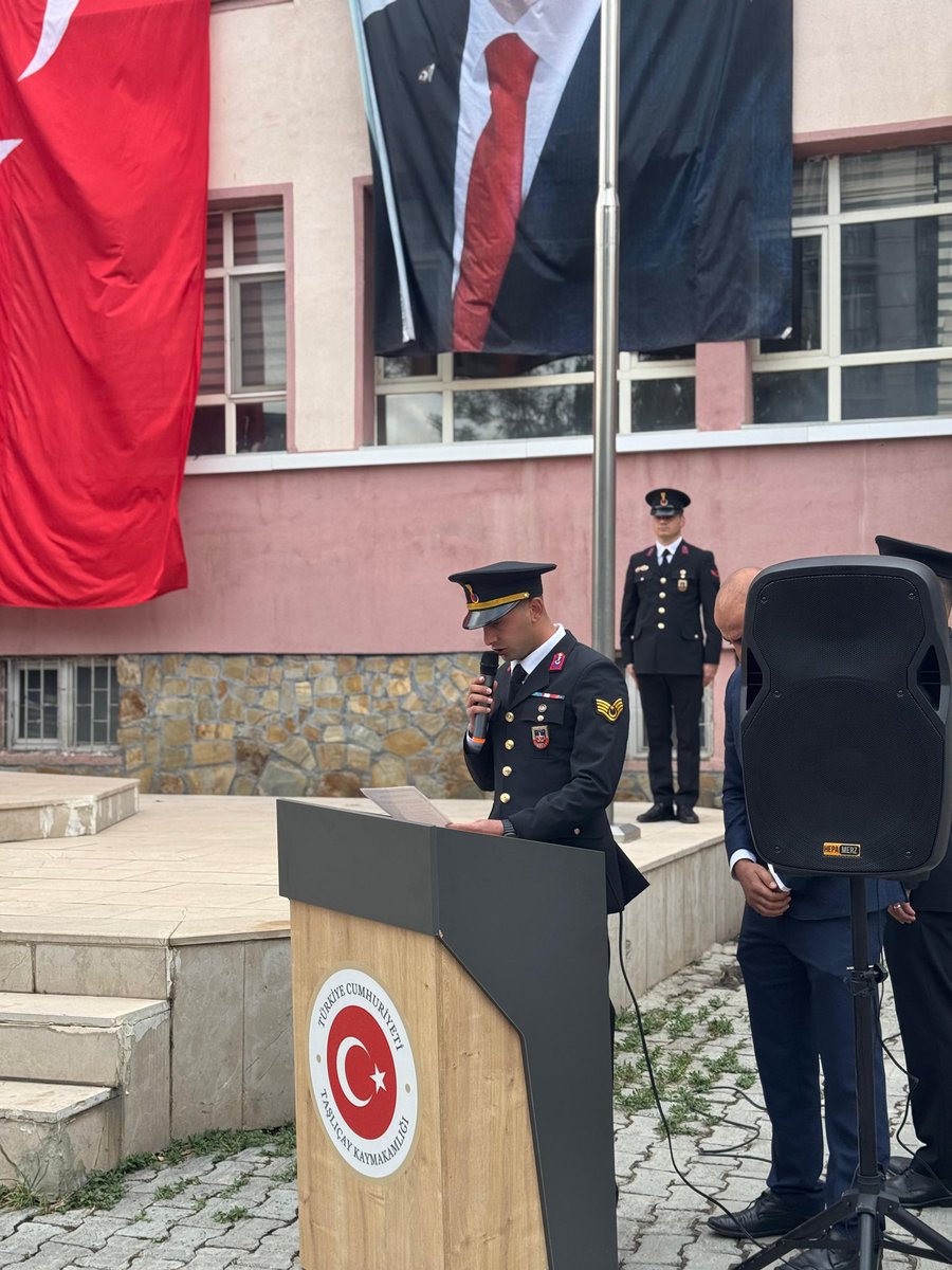 Kaymakamımız Sayın Kübra BAKA KILIÇ, 19 Eylül Gaziler Günü dolayısıyla ilçe protokolümüz ile birlikte çelenk sunma ve anma programına katıldı.