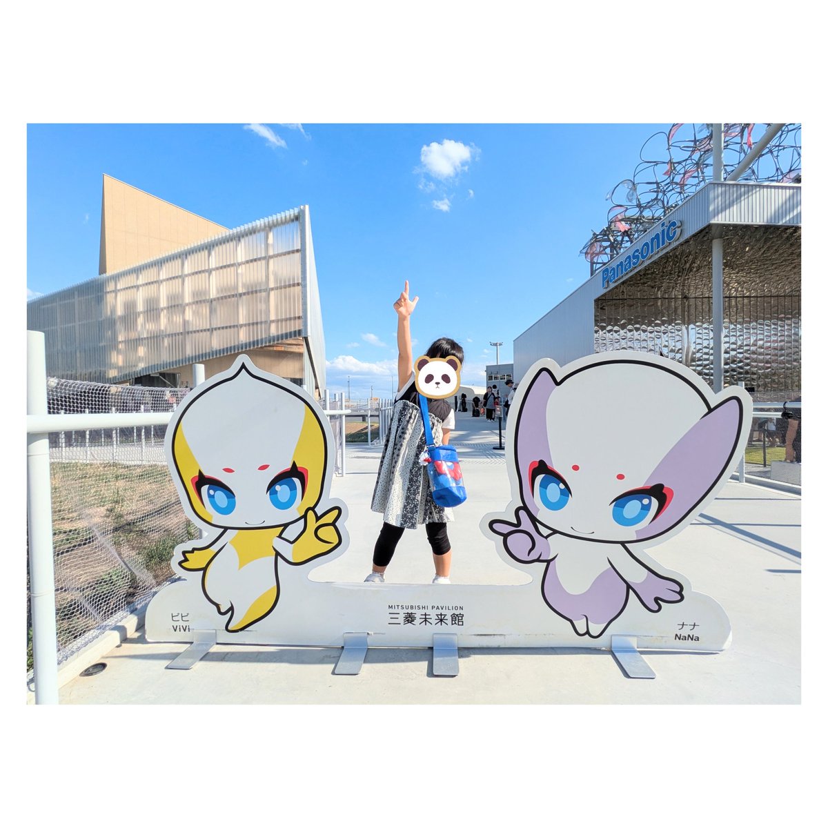 gata_choco's tweet photo. きょうもきょうとて激混み万博
事前予約も全部ダメだったけど三菱未来館の前通ったら普通に並べて5分待ちだったタイミング良かった
あんまりいい評価見なかったけど実際見たらわたしも子も楽しめるパビリオンだった
ナナとビビかわいかったし✨️ミライトワとソメイティと同じデザイナーさんだっけ https://t.co/j2NFinEHPF