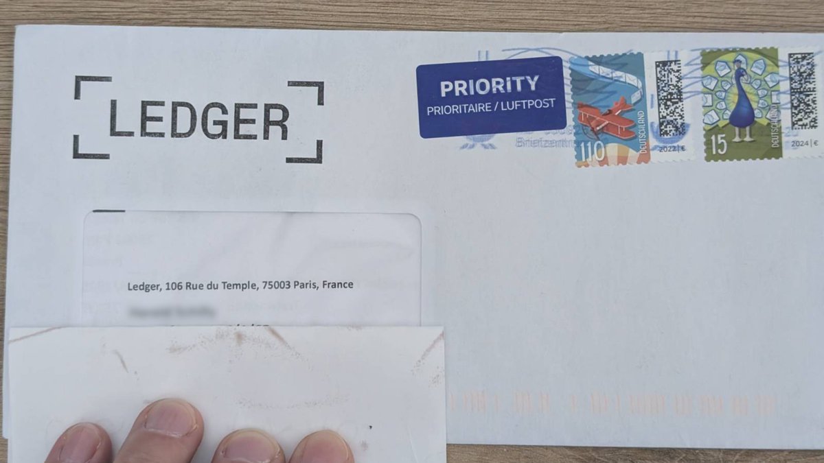 coinfinity's tweet photo. So sieht der Betrugsbrief aus: offizielles Ledger Branding, Absender Paris, Priority Stempel, im Sichtfenster euer Name.

Diese Schreiben werden massenhaft an Adressen aus dem alten Ledger Leak verschickt.

Ignoriert diesen Phishingversuch und gebt nirgends eure Seedphrase ein! https://t.co/83M20zVJms