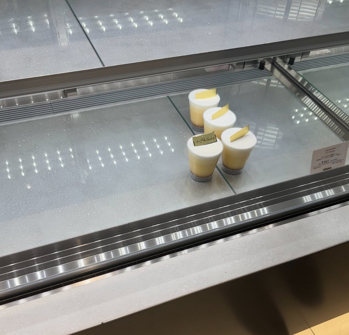 名古屋で有名なシェシバタが関東にに初出店✨とのことで仕事終わりにリニューアルオープンした西武へ🏃‍♀️💨すっからかんでプリンしかなかったから自分用にプリンと焼き菓子をバラで職場の人用と自分用に買ったぁ😆西武は初出店の店も数多くて人は多かったけど綺麗でワクワクしたぁ🥰さて帰ろ🚃